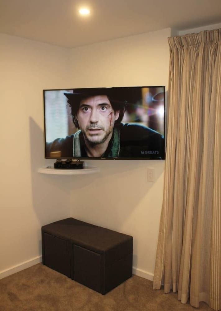 undefined Remarkable Lake View Townhouse Queenstown Hill 3