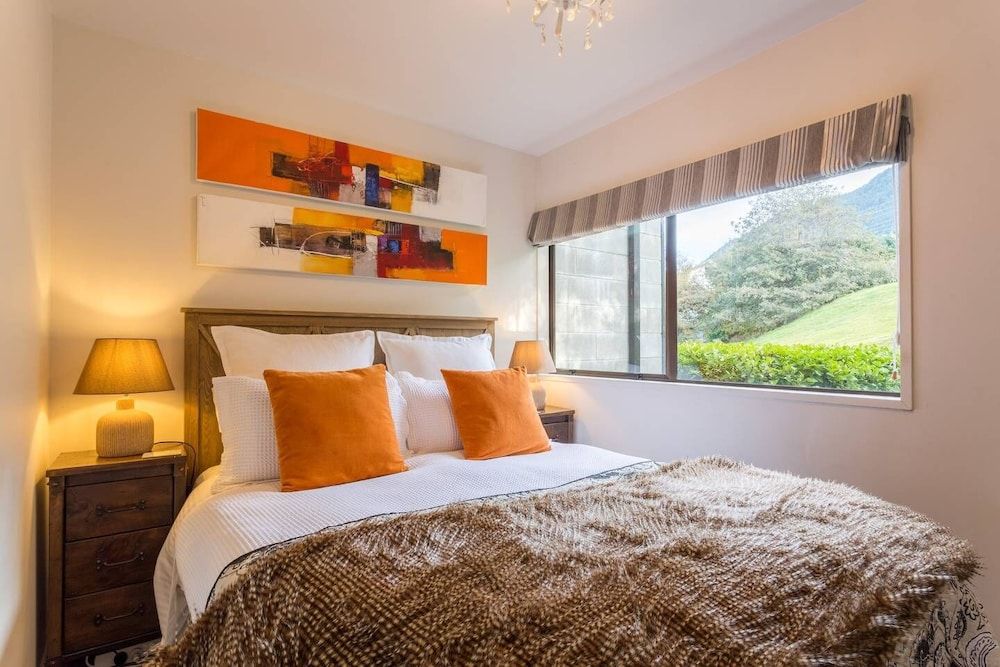 undefined Spacious Lake View Townhouse Alpine Walk TO Town 6