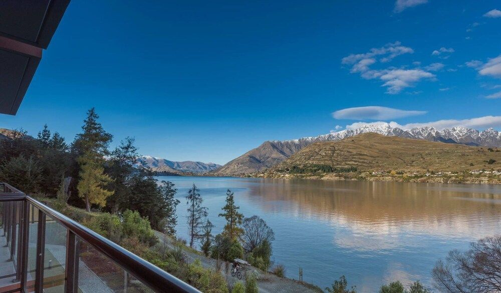 Absolute Lakefront Living 2 Bedroom Executive Apartment 10