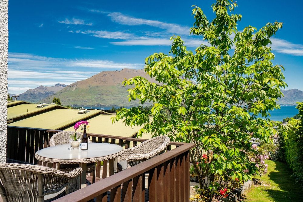 TOWN CENTRE LOCATION WITH STUNNING VIEW - UNIT 1 Apartment 10