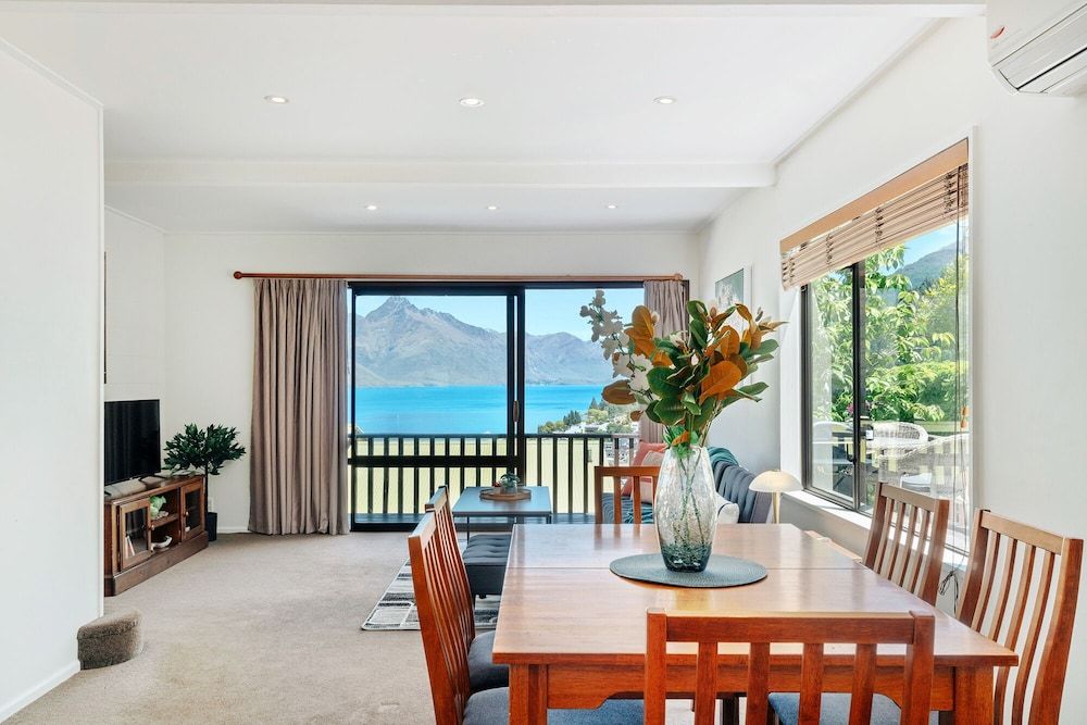 undefined TOWN CENTRE LOCATION WITH STUNNING VIEW - UNIT 1 6