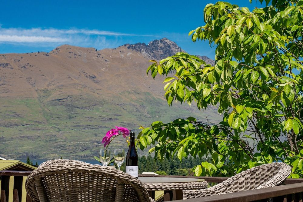 TOWN CENTRE LOCATION WITH STUNNING VIEW - UNIT 1 Apartment 12