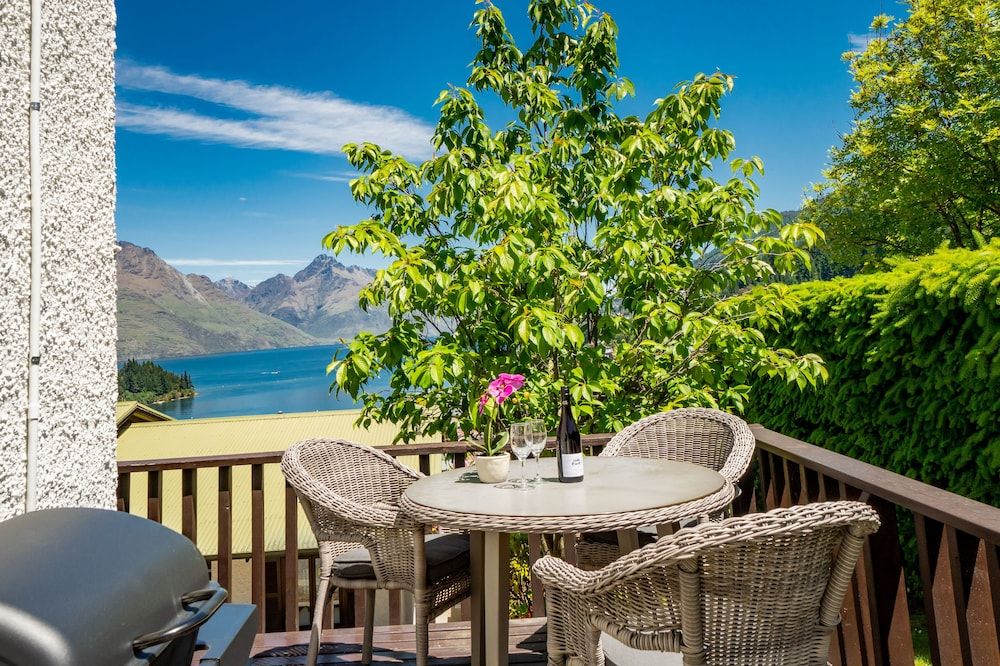 TOWN CENTRE LOCATION WITH STUNNING VIEW - UNIT 1 Apartment 11