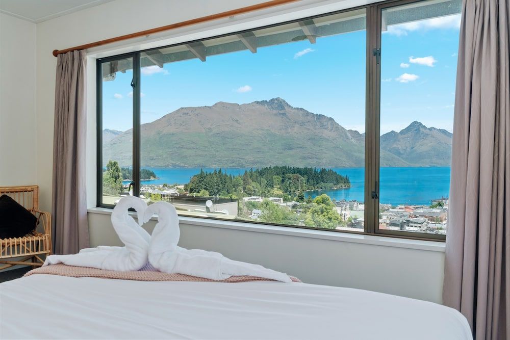 undefined TOWN CENTRE LOCATION WITH STUNNING VIEW - UNIT 1 5