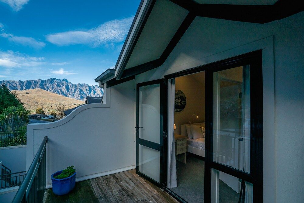ALPINE LOFT WITH JAW-DROPPING VIEW Apartment 11