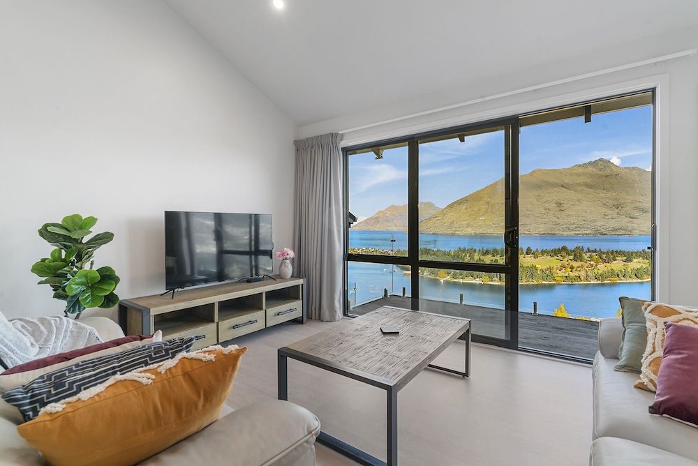 ALPINE LOFT WITH JAW-DROPPING VIEW Apartment 10