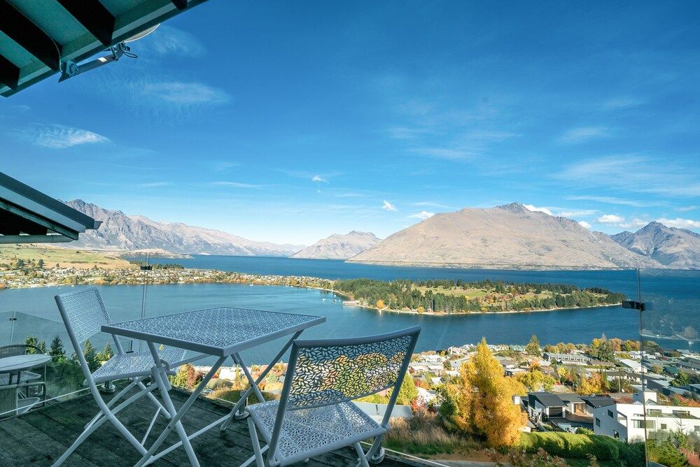 ALPINE LOFT WITH JAW-DROPPING VIEW Apartment 12