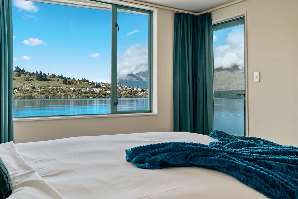 undefined LAKEFRONT LIVING AT REMARKABLES - WEST 8