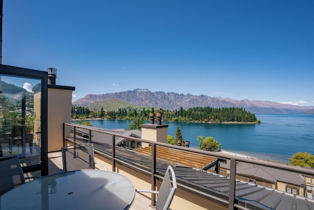 3-BEDROOM PENTHOUSE APARTMENT - THE BEACON Apartment 8