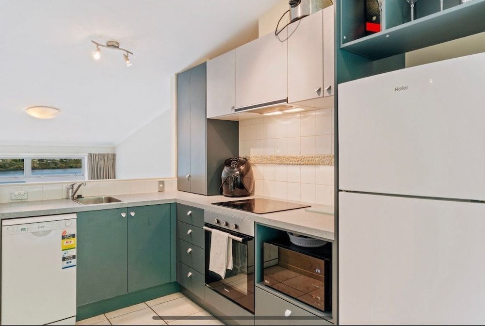 undefined 2-BEDROOM APARTMENT - BEECHWOOD 10