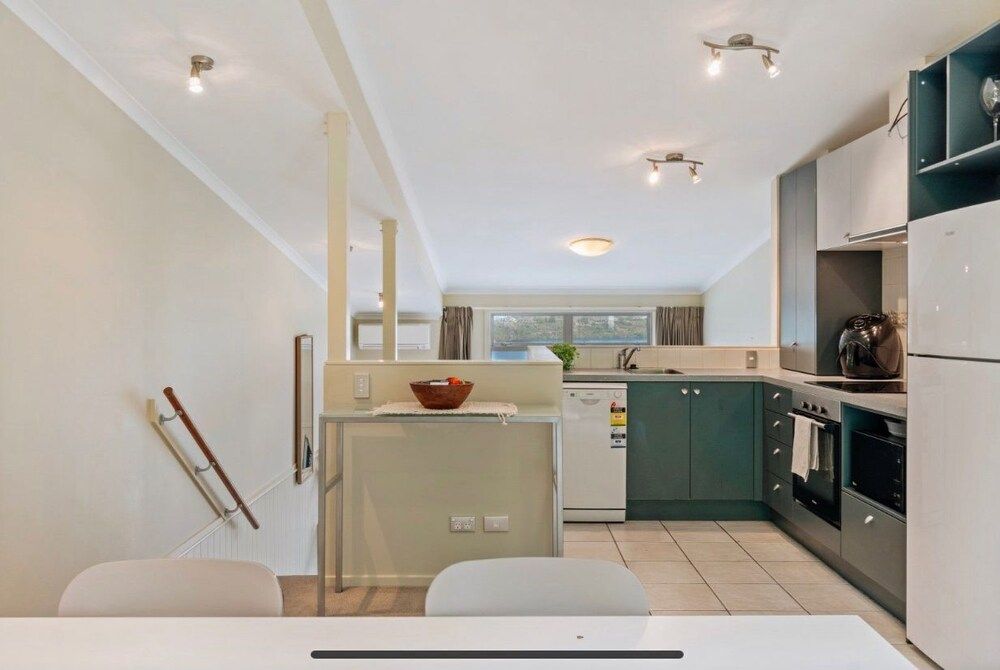 undefined 2-BEDROOM APARTMENT - BEECHWOOD 9