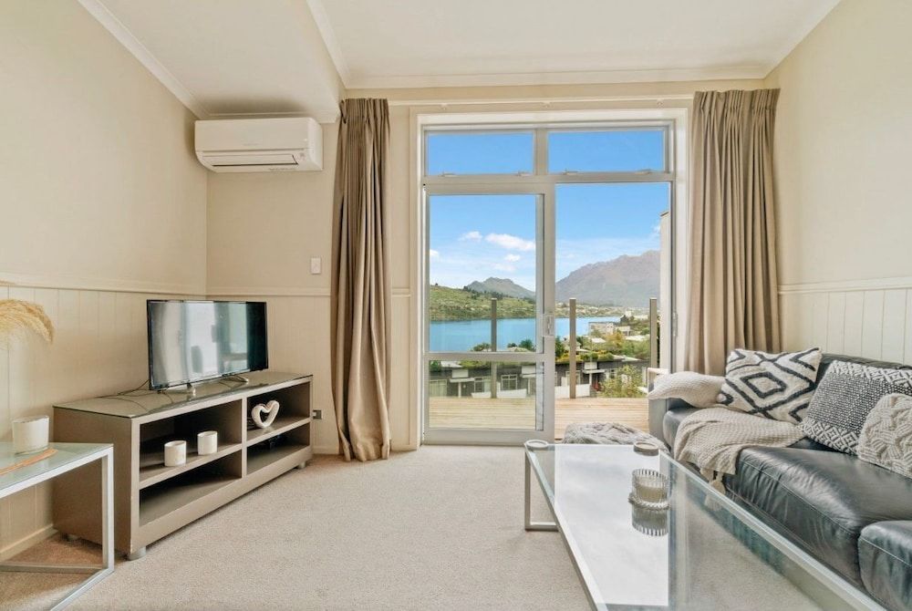 undefined 2-BEDROOM APARTMENT - BEECHWOOD