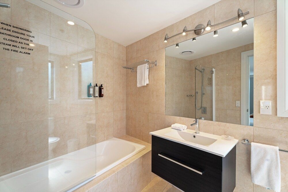 3-BEDROOM PENTHOUSE APARTMENT - THE BEACON 1002 Apartment 12