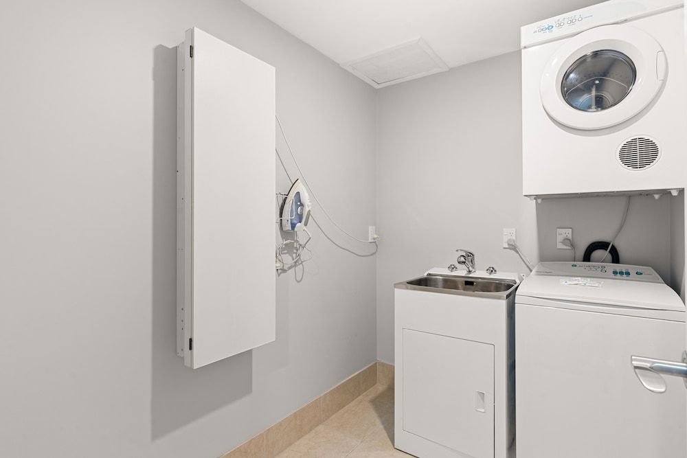 3-BEDROOM PENTHOUSE APARTMENT - THE BEACON 1002 Apartment 10