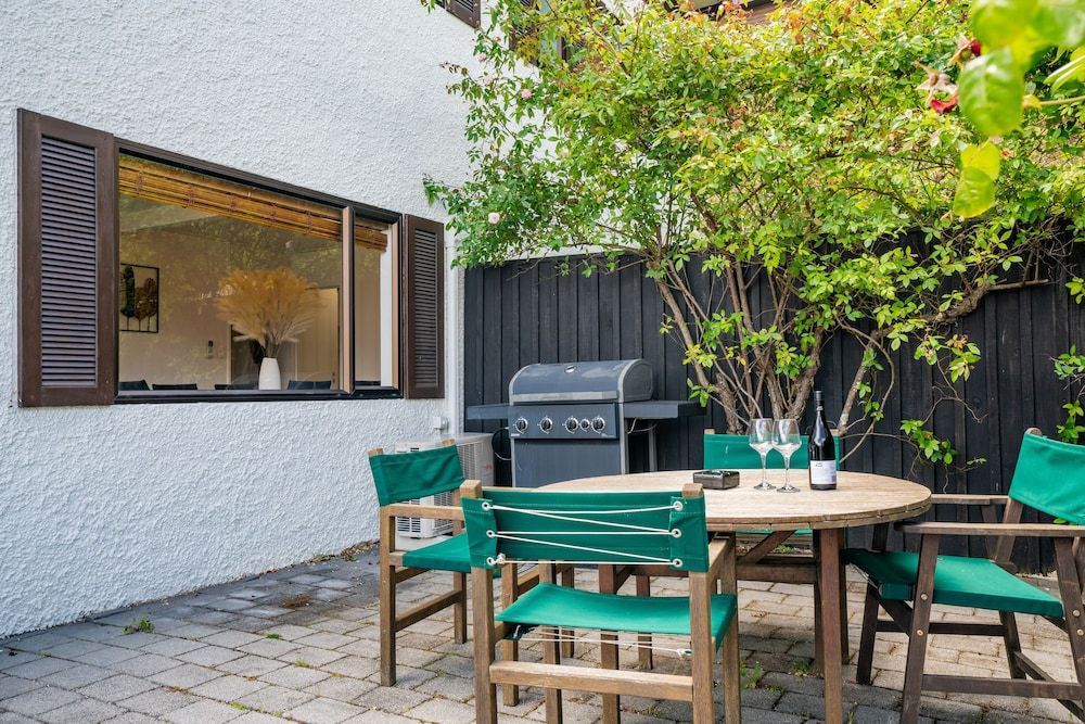 undefined TOWN CENTRE LOCATION WITH STUNNING VIEW - UNIT 8 3