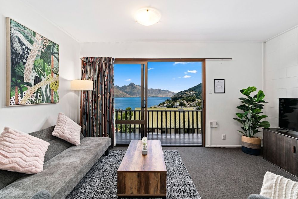 TOWN CENTRE LOCATION WITH STUNNING VIEW - UNIT 8 Apartment 9