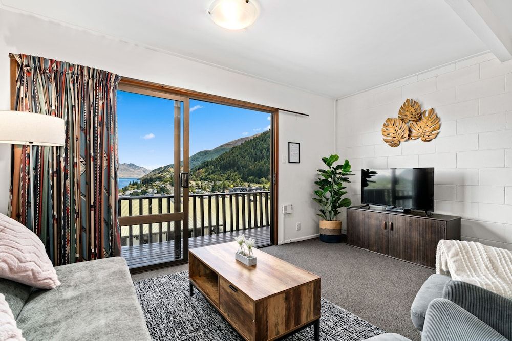 TOWN CENTRE LOCATION WITH STUNNING VIEW - UNIT 8 Apartment 8