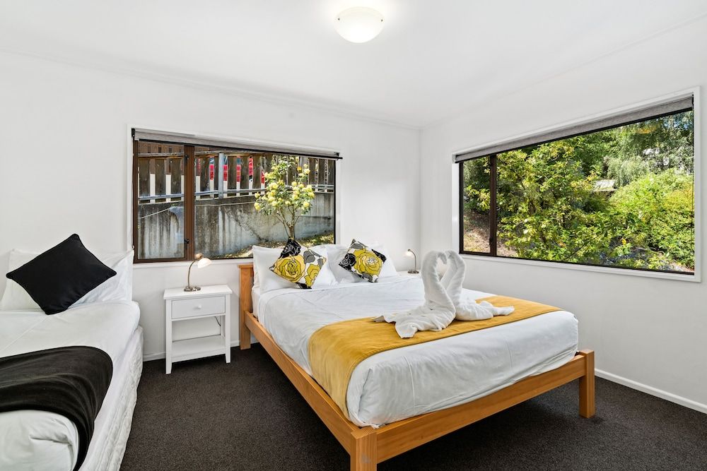 undefined TOWN CENTRE LOCATION WITH STUNNING VIEW - UNIT 8 5