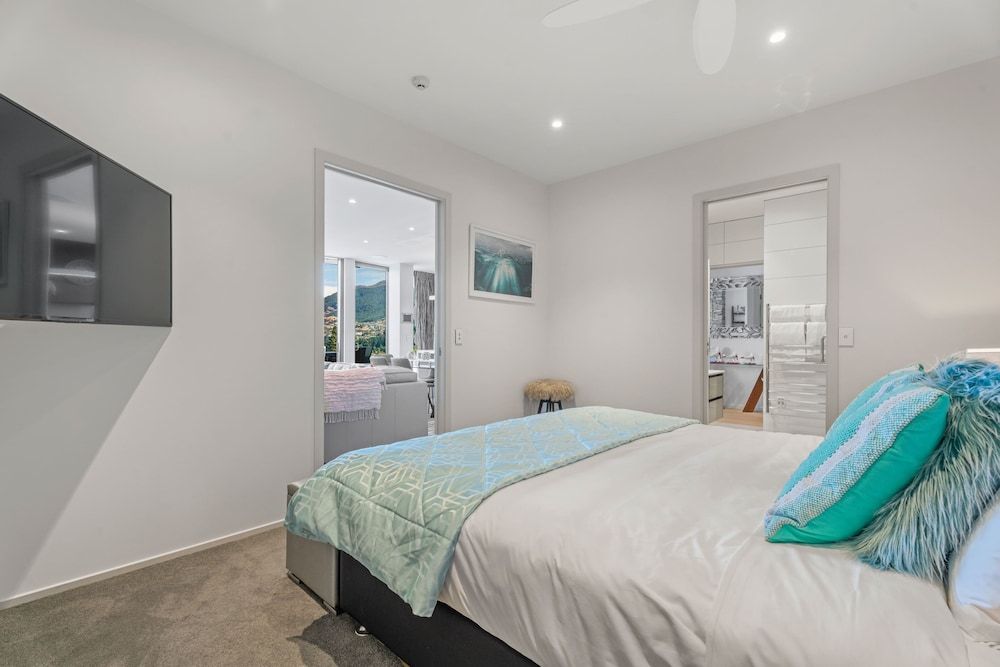 undefined Chic Central Penthouse & Spa by Staysouth 5