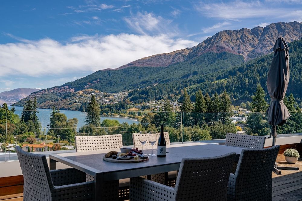 undefined Chic Central Penthouse & Spa by Staysouth 10