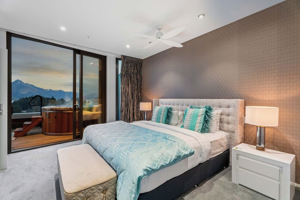 undefined Chic Central Penthouse & Spa by Staysouth 8