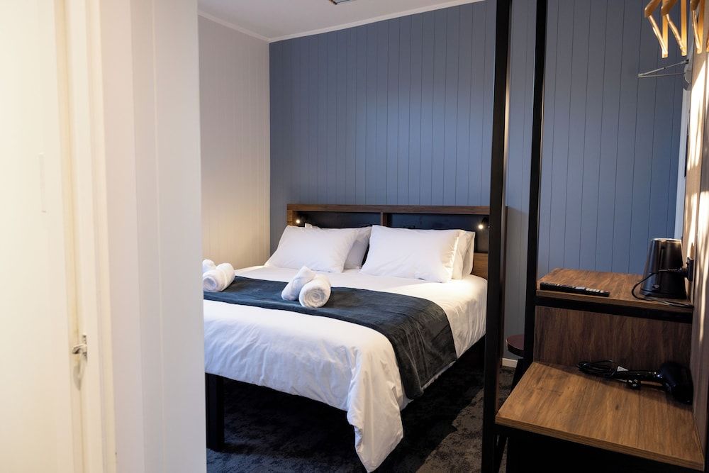 King Room Ensuite with Lake View