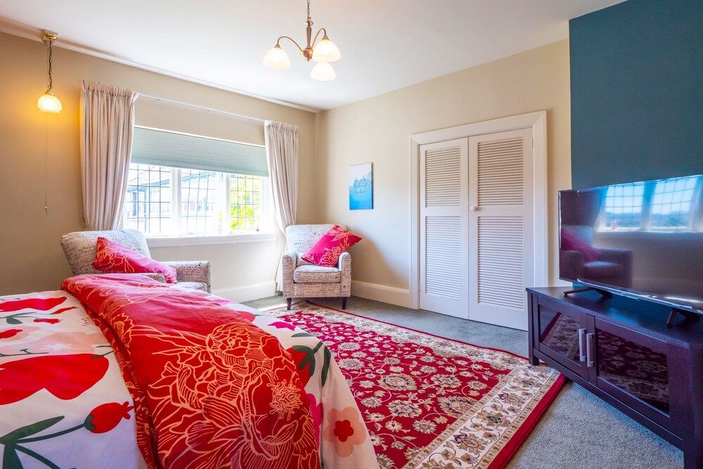 RM4 Salmon Suite Standard Rate, Shared Bathroom