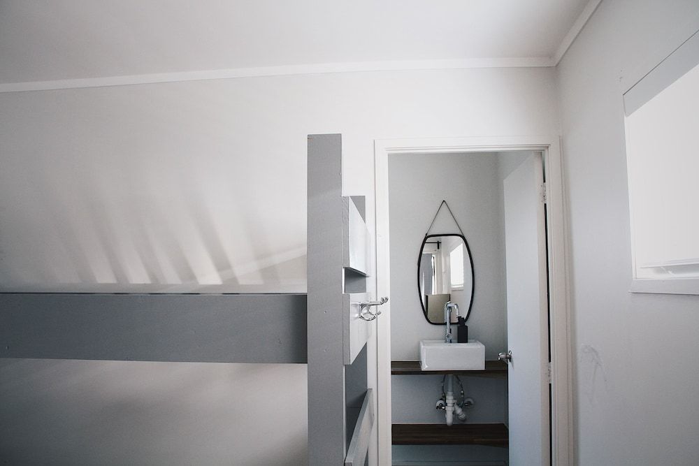 Hugo & Carter's Backpackers & Motel 4 Bed Dorm Room with Ensuite 2