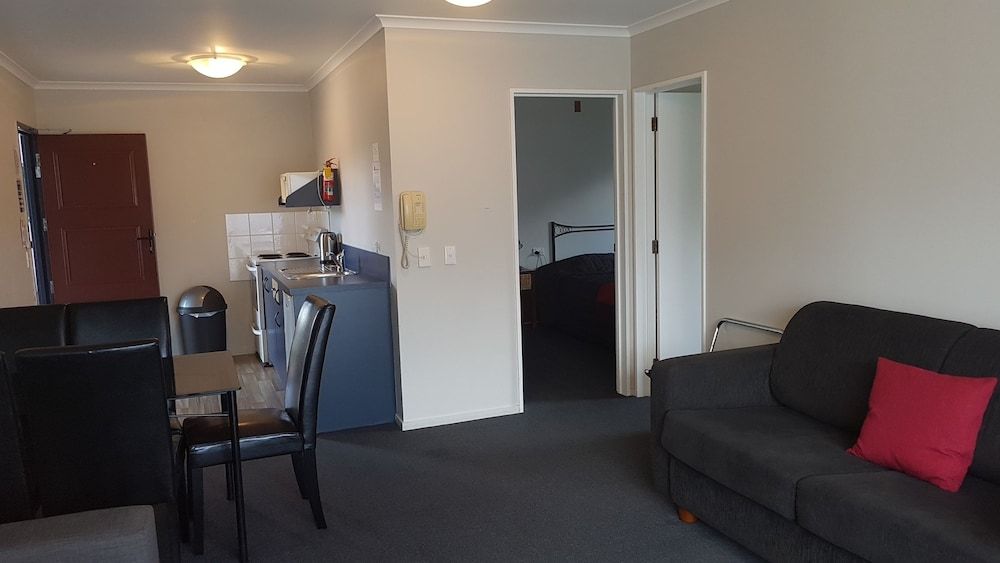 Palm Court Motel Family Apartment, 2 Bedrooms 4