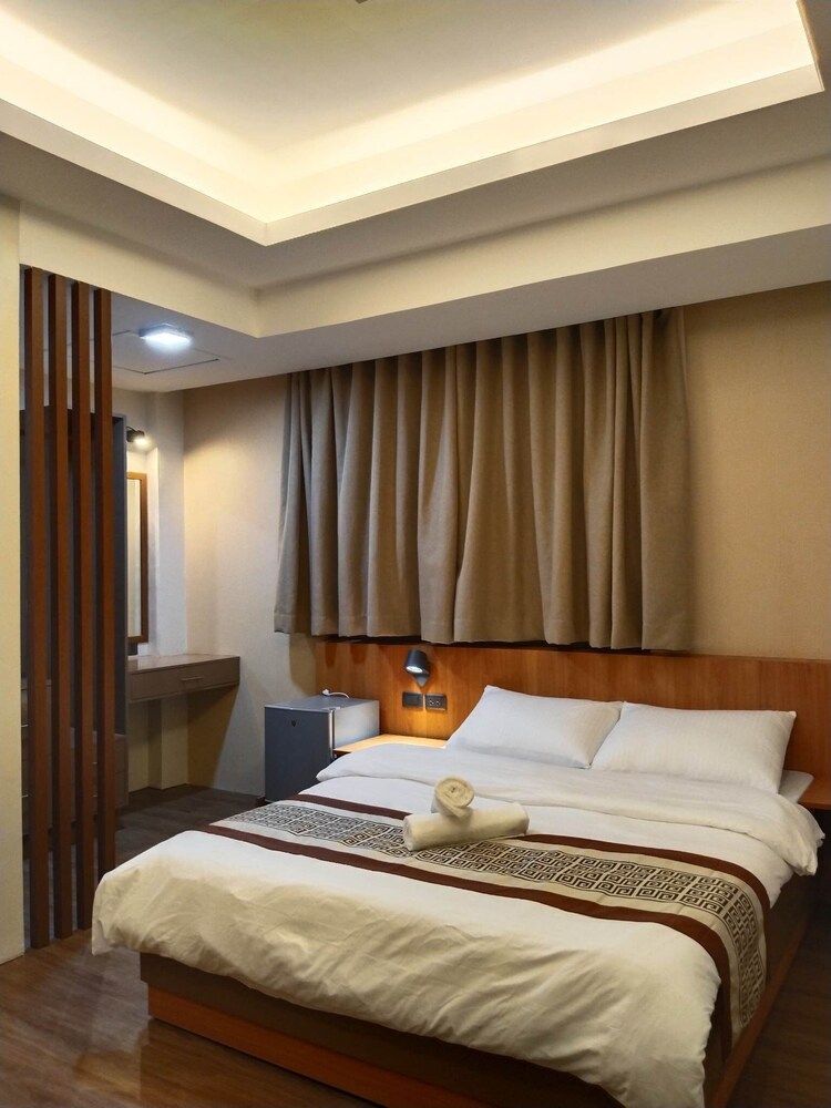 Deluxe Room, 1 Queen Bed, Non Smoking, Pool Access