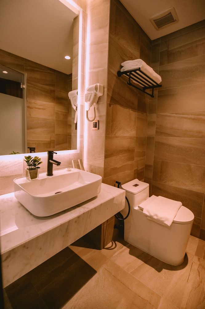 The Maximilian Hotel Deluxe Room, Multiple Beds 3