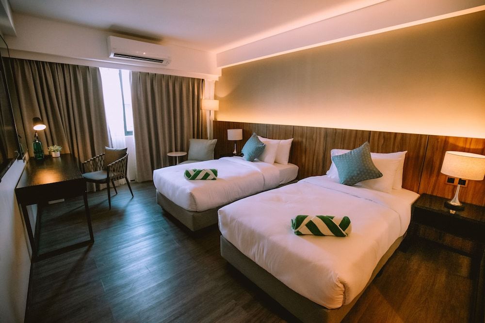 The Maximilian Hotel Deluxe Room, Multiple Beds 2