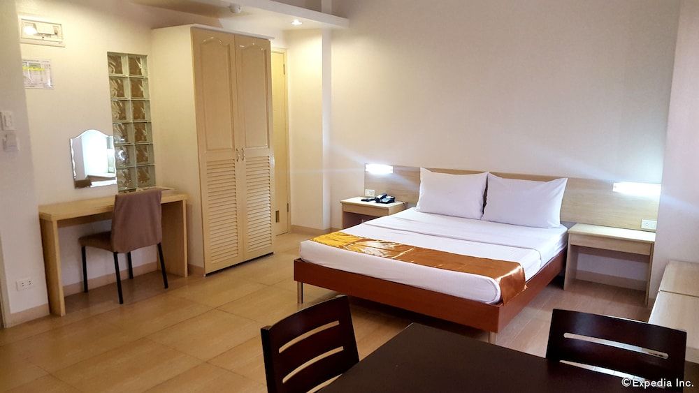 M Suites Hotel Deluxe Queen Room 4