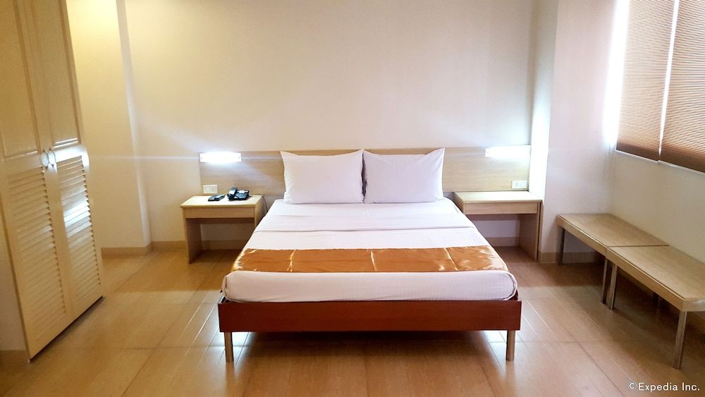 M Suites Hotel Deluxe Queen Room 2