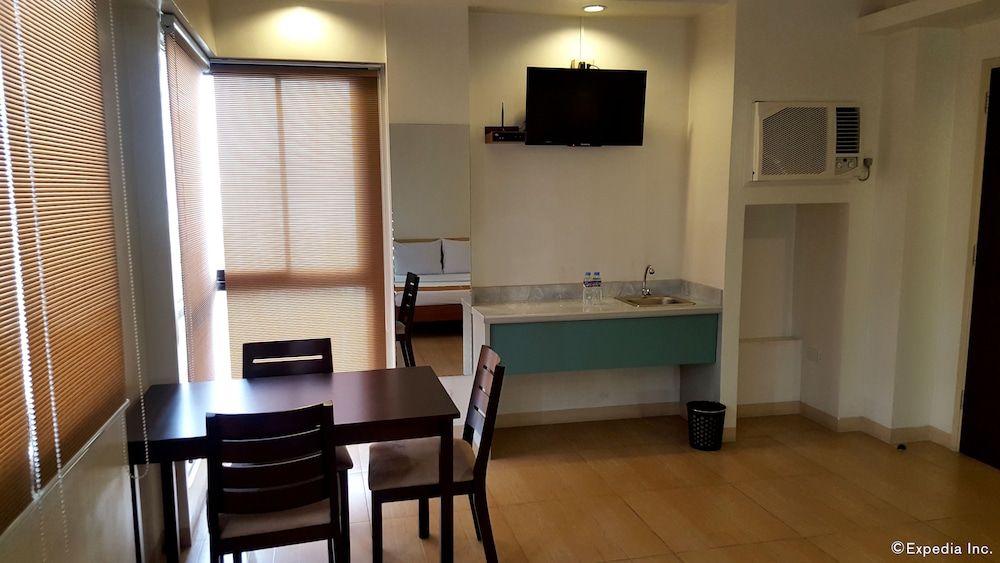 M Suites Hotel Deluxe Queen Room 3