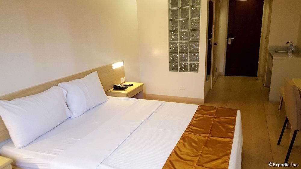 M Suites Hotel Deluxe Queen Room 5