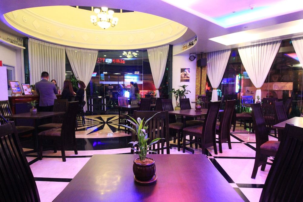 undefined Oxford Suites Makati 8