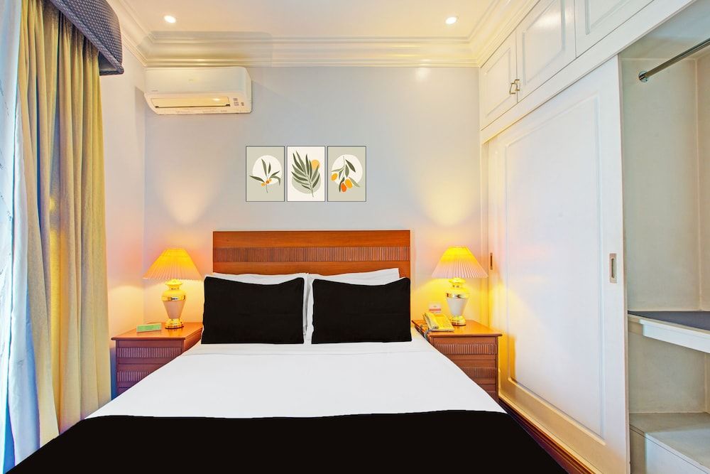 undefined Townhouse Oak VIP Suites 10