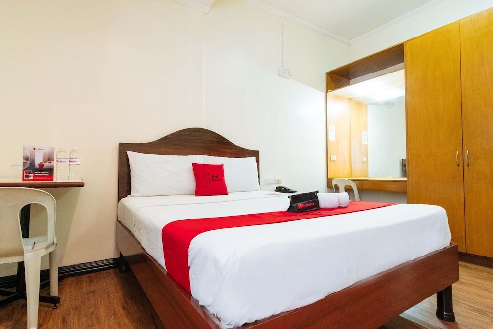 undefined RedDoorz @ Vito Cruz Extension 8