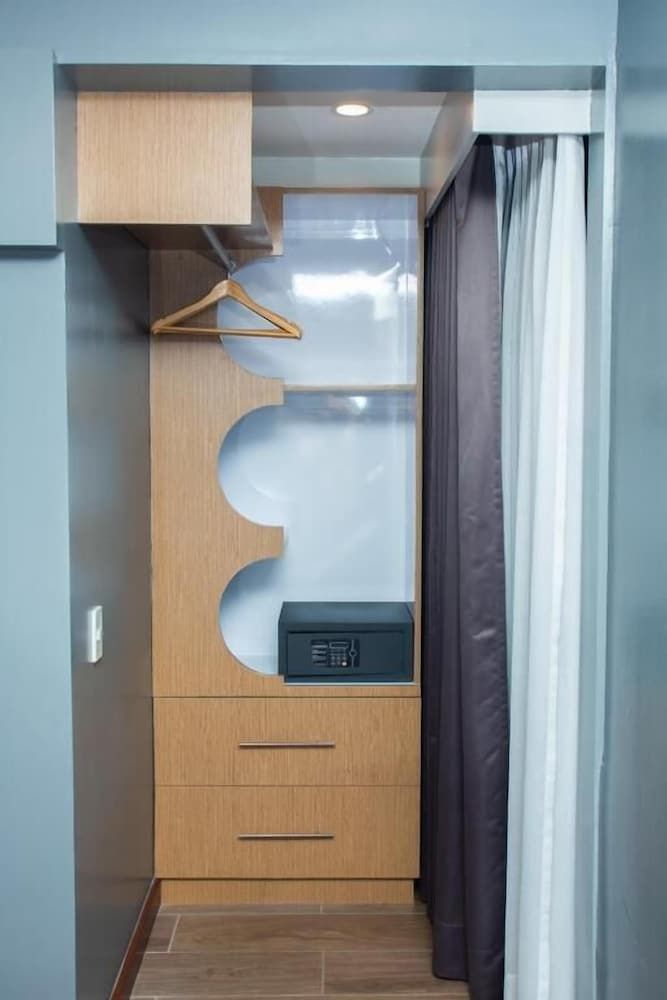 UNWND Flats Makati Executive Room 11