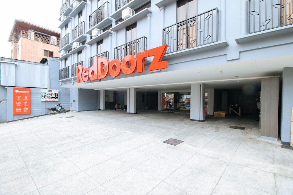 undefined RedDoorz Plus @ Jardin Suites Guadalupe Nuevo 4