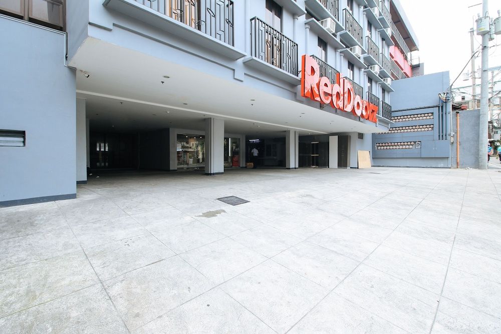 undefined RedDoorz Plus @ Jardin Suites Guadalupe Nuevo 5