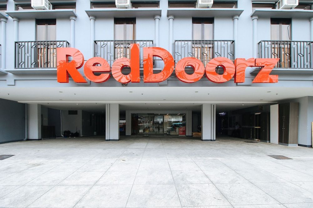 undefined RedDoorz Plus @ Jardin Suites Guadalupe Nuevo 2