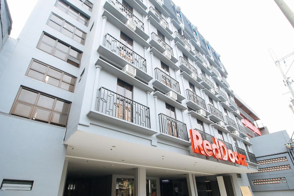 undefined RedDoorz Plus @ Jardin Suites Guadalupe Nuevo 6