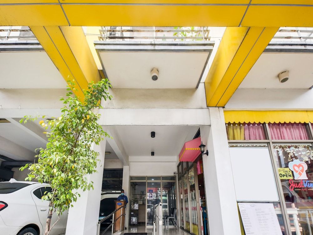 undefined OYO 893 Dian Suites Makati 6