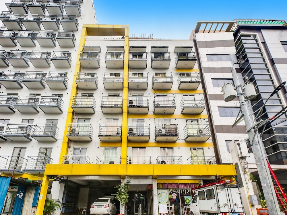 undefined OYO 893 Dian Suites Makati 4