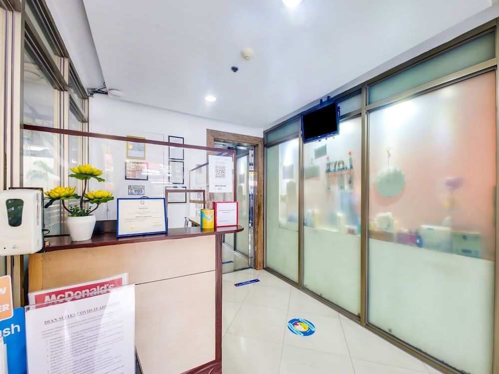 undefined OYO 893 Dian Suites Makati