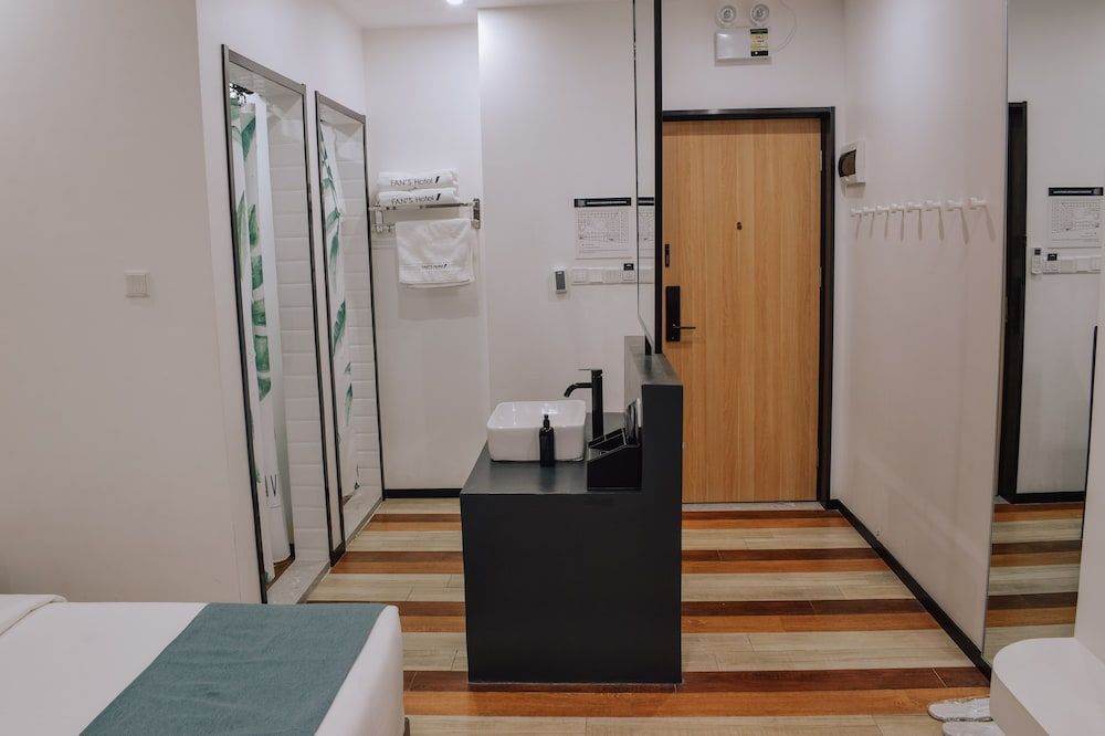 Fan's Hotel Baybay Deluxe Twin Room 4