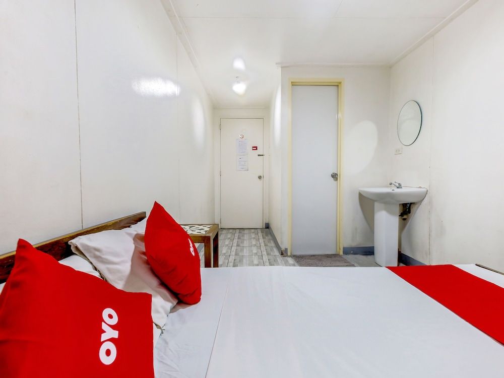 Metro Deluxe Residences Standard Double Room 4