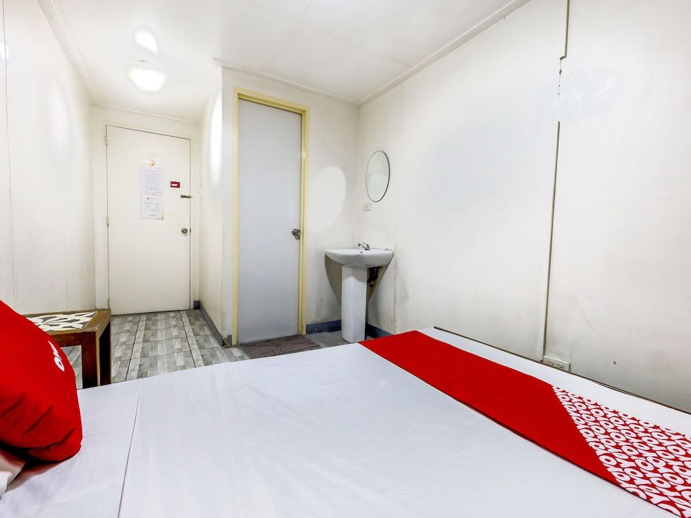 Metro Deluxe Residences Standard Double Room 5